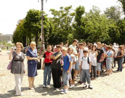 "Mama Lucica": deputatul Lucia Varga duce copiii din Auşeu în excursie